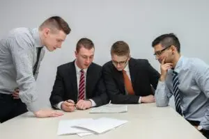 Praca dla byłego pracodawcy a ZUS (prawo do małego ZUS i ulgi na start)